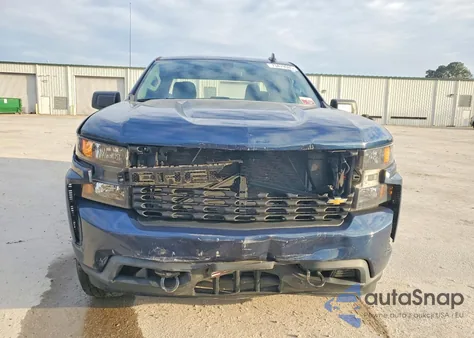 2021 Chevrolet Silverado K1500 Custom z USA, uszkodzony, nr VIN 1GCRYBEK3MZ110404